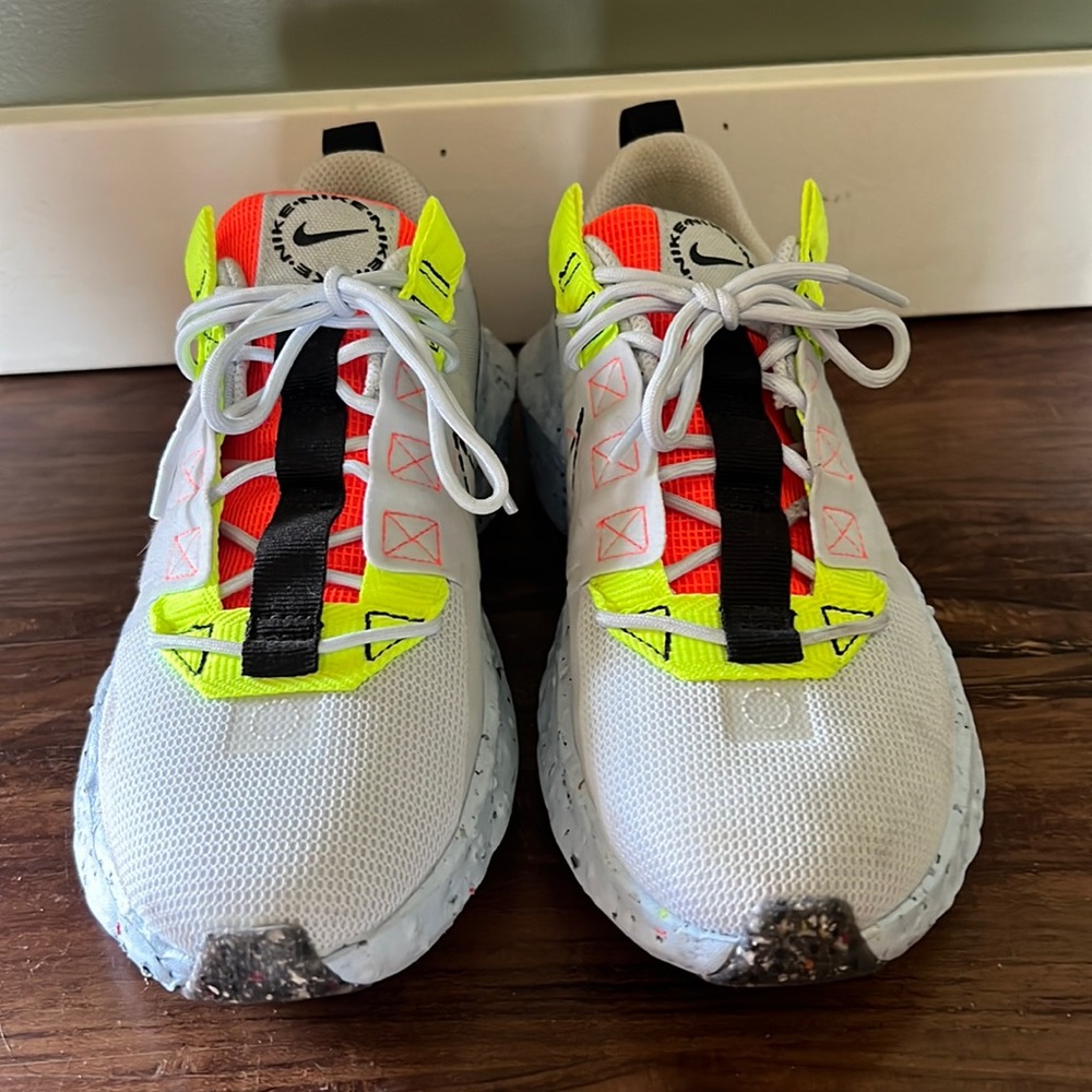 Womens nike tennis shoes, size 6, worn one time.